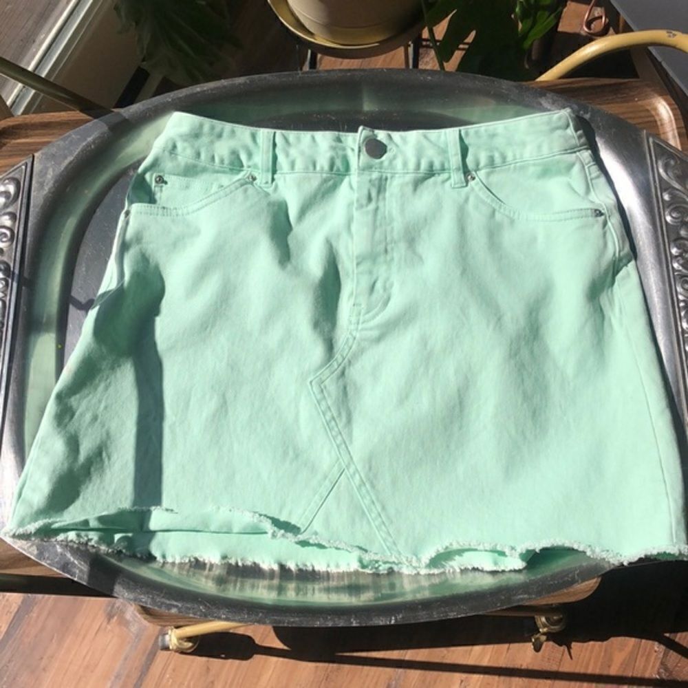 🔥Retro 90’s/Aught Y2K raw hem asymmetric cut pale green denim mini skirt 💕